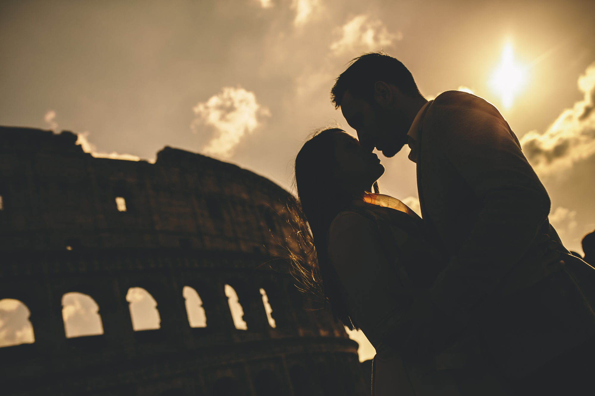 זוג ברומא - על רקע הקוליסאום