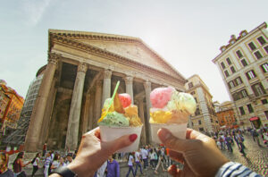 גלידה ברומא על רקע הפנתאון