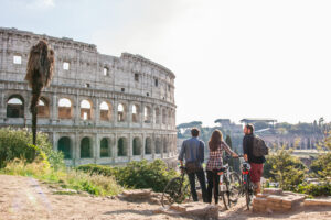 תיירים במהלך טיול אופניים ברומא