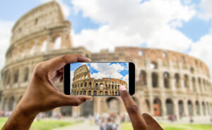 תייר שמצלם את הקוליסאום ברומא