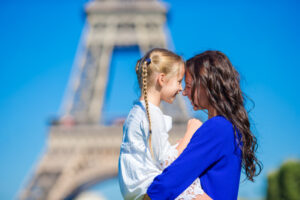 פריז עם ילדים - אם ובתה על רקע מגדל אייפל