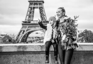 אם ובת בטיול עם ילדים בפריז בחורף